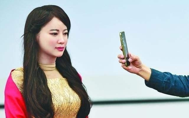 中國(guó)美女機(jī)器人驚艷全球！表情豐富會(huì)說(shuō)話(huà)，上市1小時(shí)售出10000個(gè)